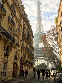 Hot pic of the Eiffel Tower taken on a ulabithiotis phone 