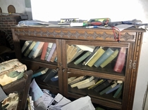 Looking at this bookshelf its hard to believe this house has been abandoned for  years Link in comments for more footage of inside 