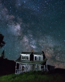 Milky Way over an abandoned home 
