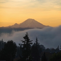 Mt Rainier from a Seattle neighborhood 
