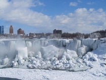 Niagara Falls is Frozen 
