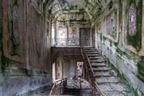 One of the most beautiful decays I have ever seen - Abandoned Villa 
