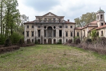Overgrown and abandoned Italian villa 