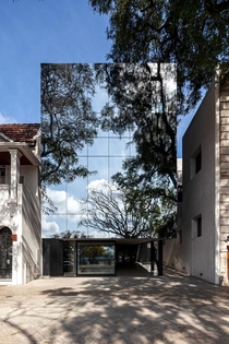 Refletive Curtain Wall that Camouflages Office Building in Rosario Argentina 