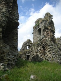 Ruins of a Castle I found while hiking along Hadrians Wall OC 
