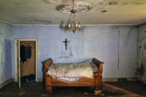 Sleeping with Ghosts Bedroom in an abandoned mansion Photo by Jeden Morgen 