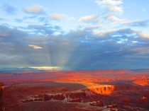Solar rays during sunset over the canyon x 