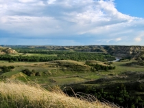 Some say its in the middle of nowhere For me it brings a feeling that Im somehow in the middle of everywhere The North Dakota Badlands near Medora and Theodore Roosevelt National Park    OC