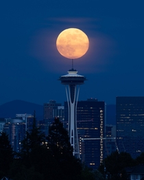 Space Needle Moonrise Tonight in Seattle 