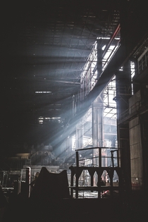 Sun ray push through the metal frames of the Belgium HF factory 