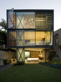 The Hover House designed by Glen Irani Architects Outstanding implementation of frosted glass 