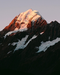 The last light falling off New Zealands tallest mountain AorakiMount Cook x 