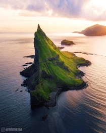 Tindhlmur sunset  Faroe islands  - Instagram intothefab