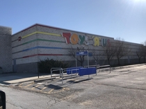 Toys R Us - Oakview Mall