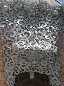 Trippy carving above a doorway in Balix-post rindonesia
