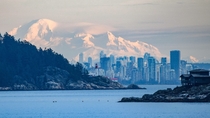 Vancouver with Mount Baker in behind Credit to uk-russ