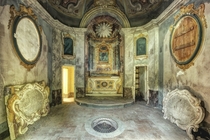 Villa Cripta - an abandoned Villa with a family crypt in Italy 