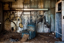 Yermo CA Interior of an abandoned gas and repair station OC x Photo --