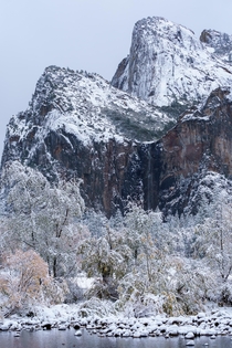 Yosemite gets its first snowfall 