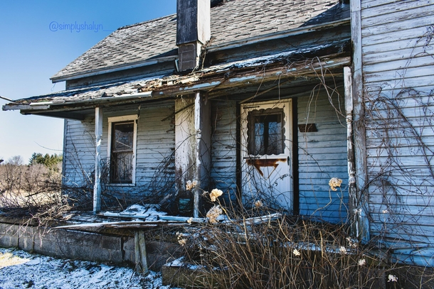  abandoned farmhouse in northern Michigan
