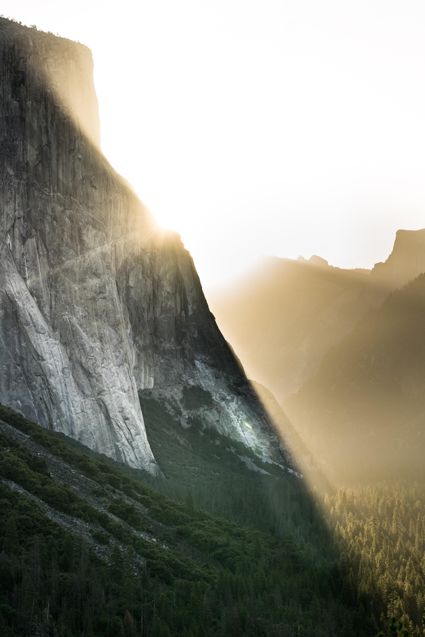  Beautiful sunrise of El Capitan in Yosemite National Park
