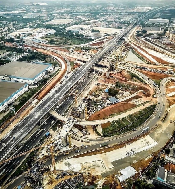  Freeways and a HSR line under construction in Jakarta