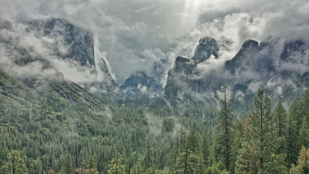  Inspiration Point in Yosemite National Park CA just after a heavy rain storm OC shot with my Note