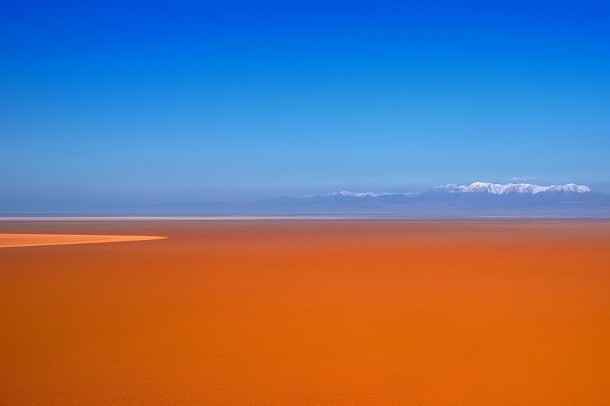A desert in the middle of Iran Photo by Arash Karimi 