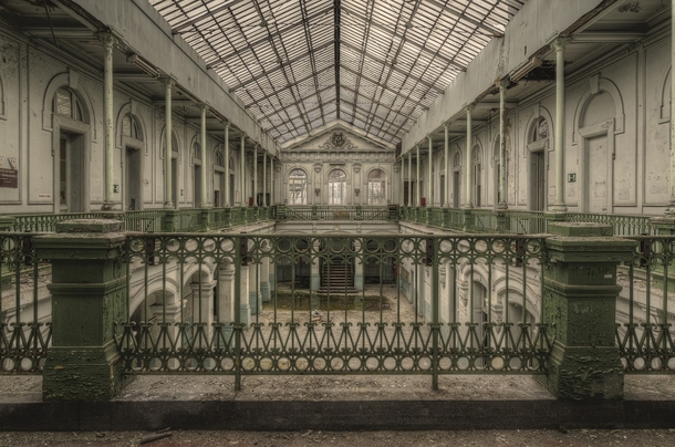 A disused hall as seen from the balcony photographed by Randy Snel 