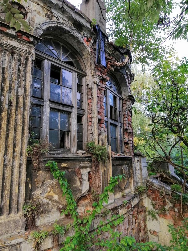 A forgotten villa in the city center 
