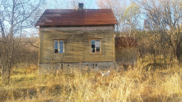 A house left to deteriorate in the Norwegian countryside 