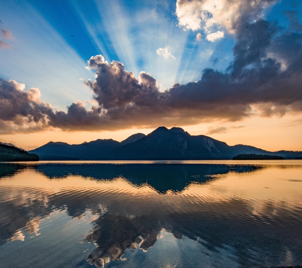 A lucky moment as photographer when the clouds and sun align perfect - sunset at a lake in Bavaria in Germany  - more of my landscape at insta glacionaut