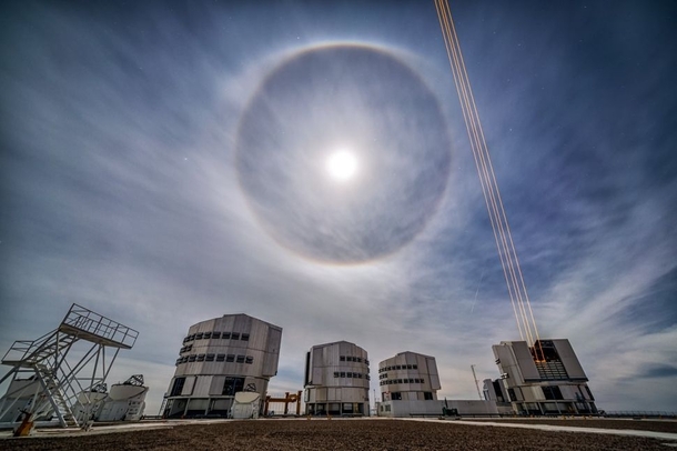 A lunar halo above the Very Large Telescope 