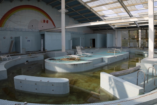 A slimy abandoned pool somewhere in Japan
