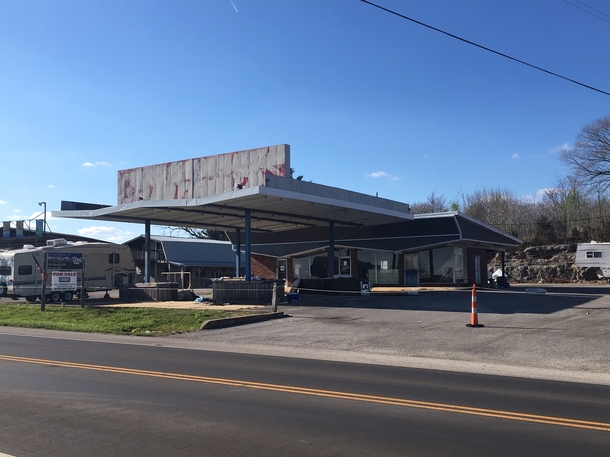 A tombstone to modernism - an abandoned gas station in Cave City IN 
