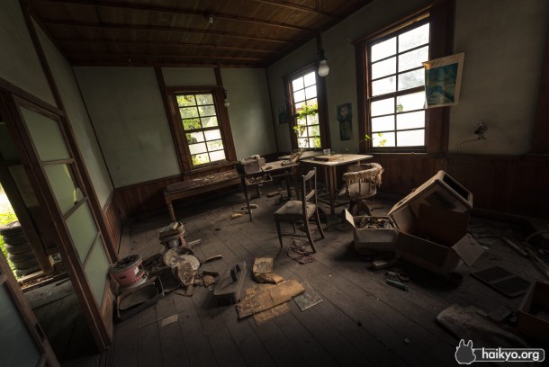 Abandoned Clinic in Japan  Doctors Room 
