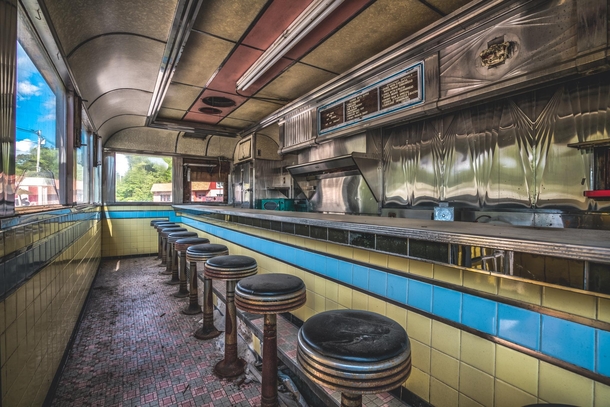 Abandoned Diner left on the side of the road to deteriorate after it caught fire 