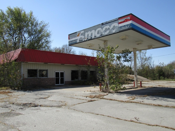Abandoned Gas Station in Missouri