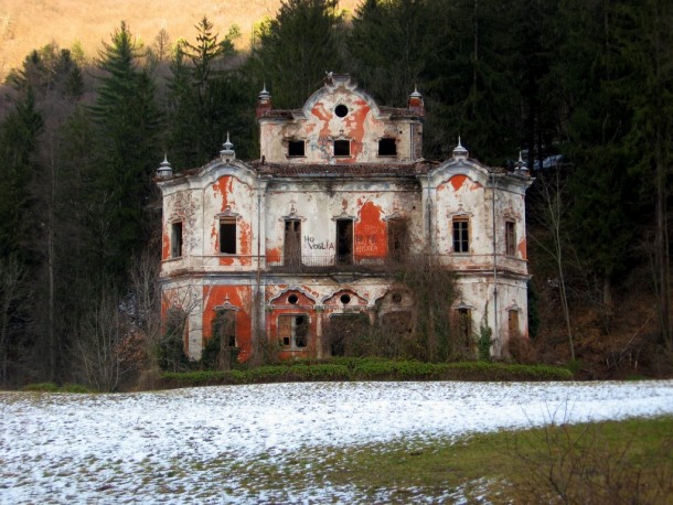 Abandoned Ghost Mansion in Italy 