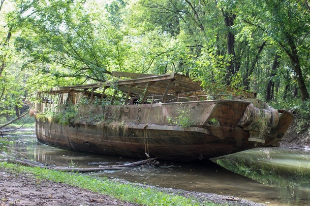 Abandoned ghost ship just off the Ohio River down in Kentucky 