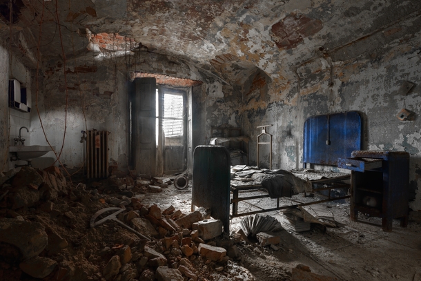 Abandoned house  by Nicola Bertellotti