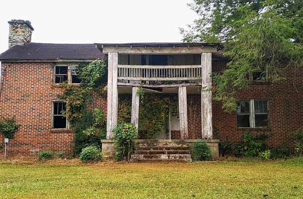 Abandoned house in Alabama Found on the back end of a old cotton field Even has a small cemetery