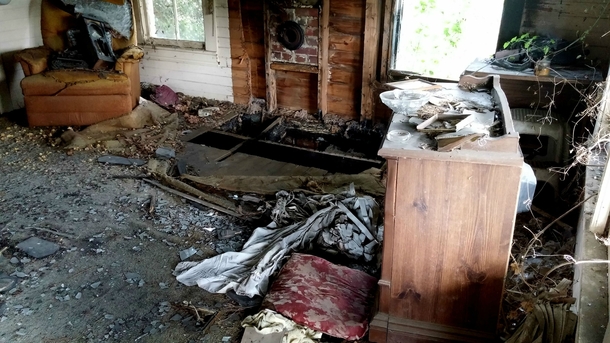 Abandoned House Near Kershaw SC With Intact Living Room 