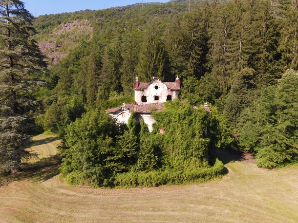 Abandoned house Villa de Vecchi - Cortenova Italy
