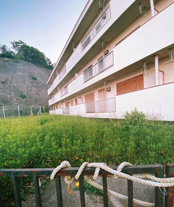 Abandoned housing complex outside of Tokyo Japan There are a few building like this that are completely uninhabited I would love to know the story behind them