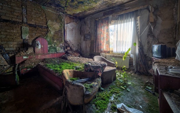 Abandoned Living Room x-post from rpics 