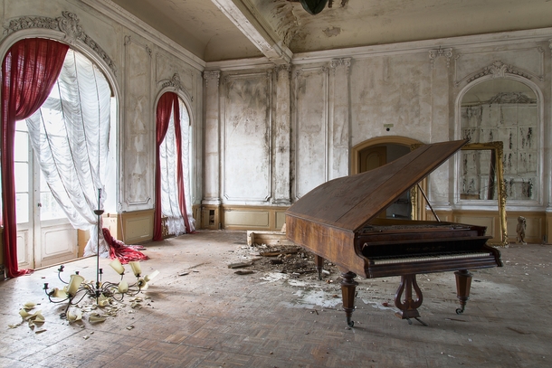 Abandoned mansion  by Nicola Bertellotti