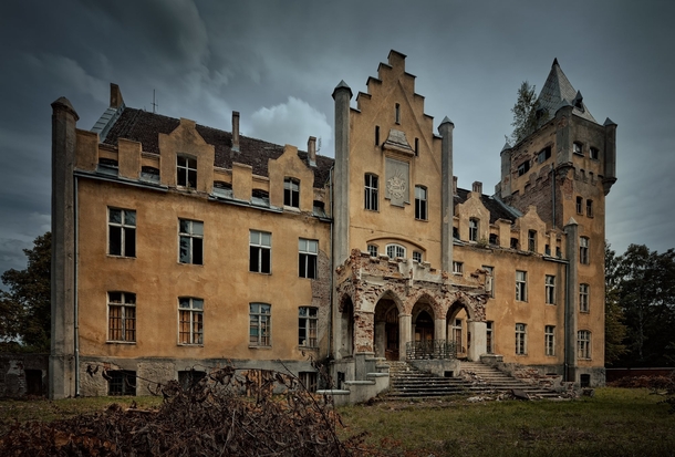 Abandoned neo-Gothic palace  - Photo by ukasz Makiewicz