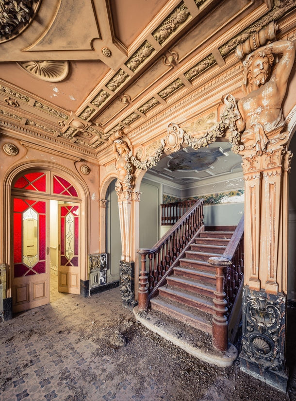 Abandoned palace in Portugal 