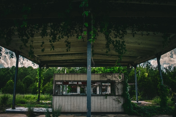 Abandoned service station in Missouri USA instagram tntcustomphotography